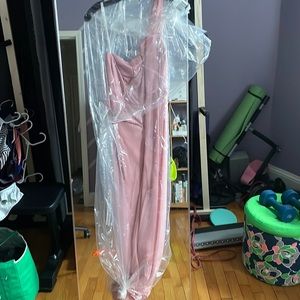 Never worn(besides trying in to see if it fits)